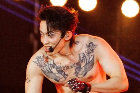 Các anh trai cởi trần khoe múi, diễn hơn 5 tiếng