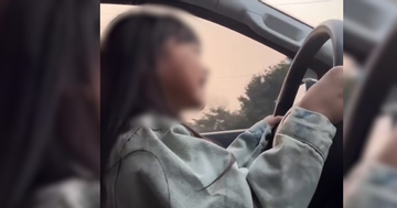 Xôn xao clip bố giao vô lăng ô tô cho bé gái cầm lái