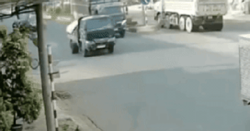 CLIP: Thanh niên chạy xe máy lao thẳng vào xe tải