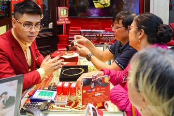 Giá vàng ngừng tăng, nên bán cắt lỗ hay mua đón sóng?