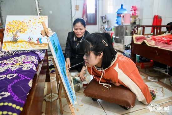 Cô gái Nam Định vẽ tranh bằng 'đôi tay' đặc biệt, nuôi ước mơ thành họa sĩ
