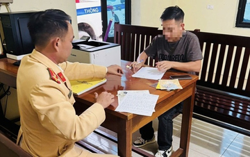 Vụ tài xế vừa lái xe vừa dùng 2 điện thoại: Phạt 5 triệu đồng, trừ 4 điểm GPLX