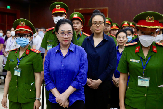 Bị cáo Trương Mỹ Lan được gặp luật sư giờ tòa giải lao