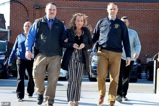 Bố qua đời, cậu bé bị mẹ kế nhốt dưới hầm suốt 20 năm, thường xuyên bỏ đói