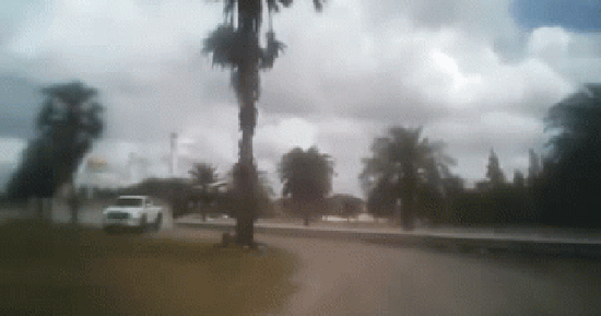 Chồng hẹn nhân viên nữ ra quán cà phê làm việc, vợ lái ô tô đuổi theo