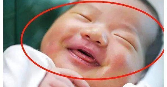 Mỉm cười với mẹ khi vừa chào đời, em bé bị bác sĩ đánh vào chân: Bà ngoại biết chuyện liền rối rít cảm ơn