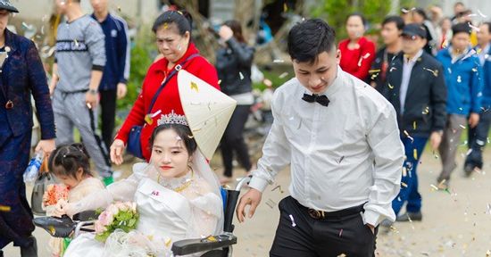 Chú rể Hà Tĩnh đẩy xe lăn đưa vợ vào hôn trường: 'Cuối cùng cũng đón được cô ấy'