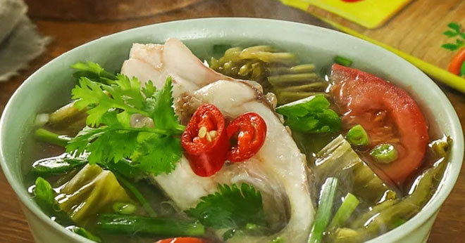 Có cần rán cá trước khi nấu canh?