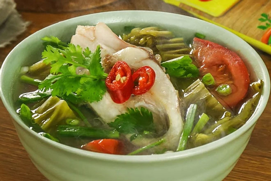 Có cần rán cá trước khi nấu canh?