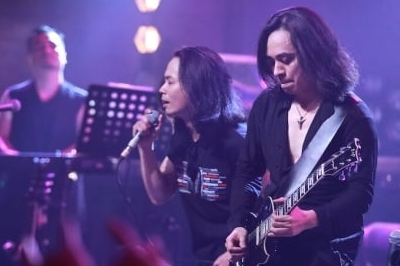 Hình ảnh Trần Lập xuất hiện trong concert kỷ niệm 30 năm của Bức Tường