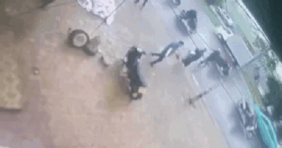 Khoảnh khắc lực lượng chức năng khống chế đối tượng cầm dao, bắt cháu bé làm con tin ở Bắc Ninh