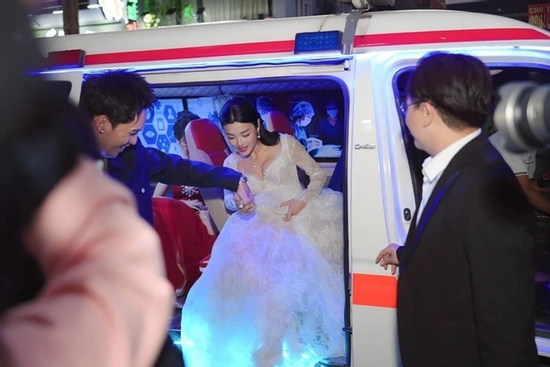 Chủ xe cứu thương chở diễn viên dự sự kiện ra mắt phim nói gì về giấy phép đèn còi phát tín hiệu?