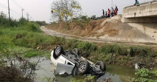 Lái ô tô đi đón vợ ở sân bay, chồng gây ra vụ tai nạn kinh hoàng, 1 chi tiết ở hiện trường hé lộ lý do