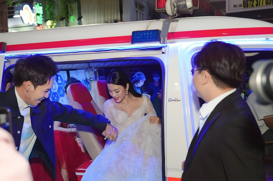 Ra mắt phim bằng xe cứu thương: Chiêu trò gây sốc?