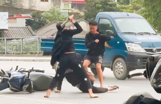 Vụ thanh niên bị chém xối xả trên phố: Hé lộ danh tính nghi phạm và nguyên nhân
