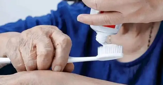 Chuyên gia: Sau 50 tuổi, thà không đánh răng còn hơn giữ 4 thói quen đánh răng này