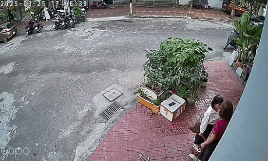 Người phụ nữ cầm chổi đánh hàng xóm là giáo viên tiểu học, thái độ ra sao sau vụ việc?