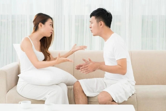 Bị chồng nghi ngờ chuyển tiền về nhà ngoại, tôi đưa bản sao kê tài khoản khiến anh ta bật khóc hối hận