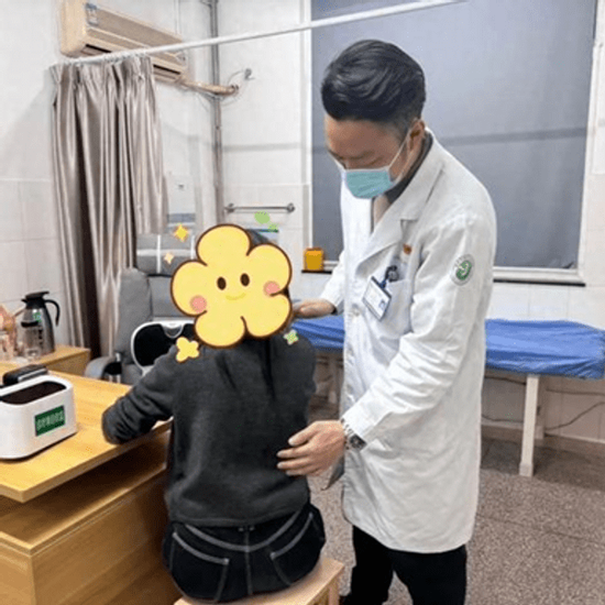 Cúi xuống nhặt đồ, cô gái 25 tuổi gãy xương vì loại nước nhiều người thích uống