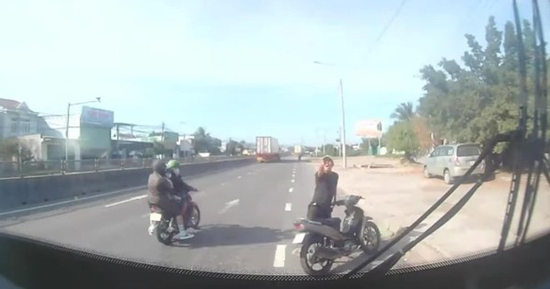 Tài xế xe buýt bị hành hung trước trạm CSGT