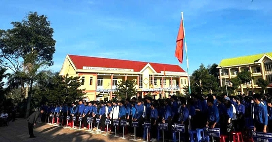 Trường THPT cúng bái giữa sân, thầy hiệu trưởng cúi đầu xin lỗi