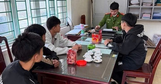 Xử lý nhóm thiếu niên chặt biển số xe máy của người dân, lên mạng khoe