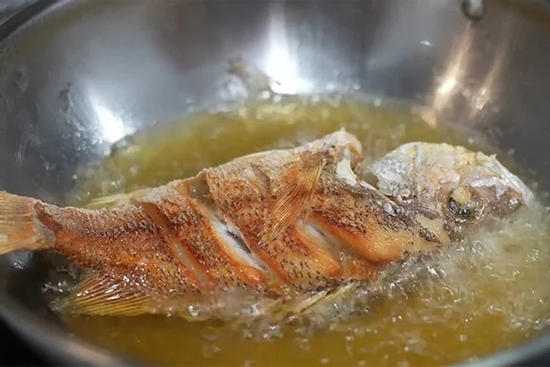 Mẹo rán cá không dính chảo, giòn rụm thơm ngon