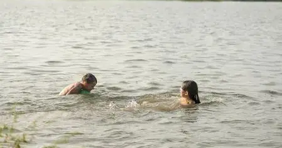 Ô tô mất lái lao xuống ao, nữ tài xế được cứu trong gang tấc