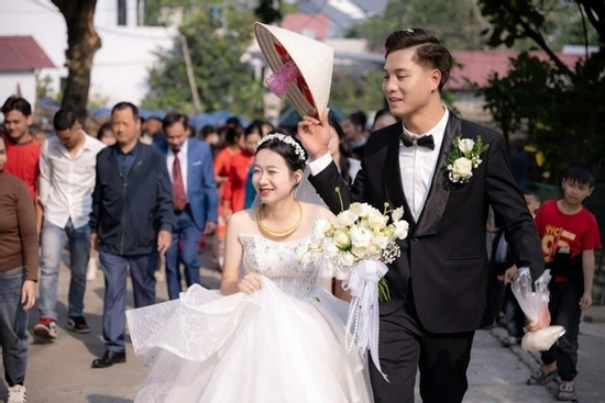 Cặp đôi đũa lệch nàng 1m49 và chàng 1m83 nên duyên vợ chồng chỉ sau 1 tháng