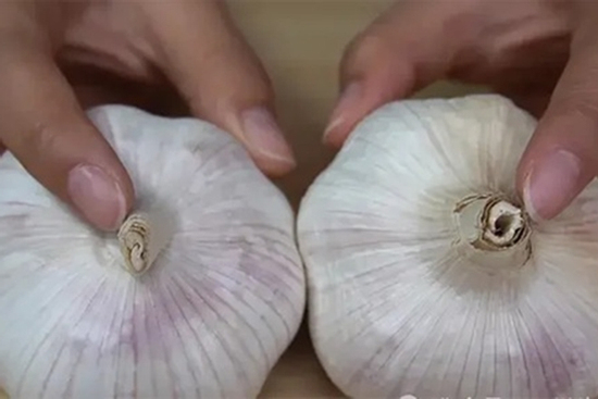 Chọn mua tỏi màu tím hay trắng sẽ tốt hơn?