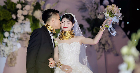 Cô dâu chú rể ở Nghệ An đeo vàng trĩu cổ, tuyên bố điều bất ngờ giữa đám cưới