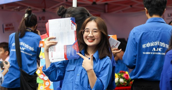 Mat3067 Tuyển sinh đại học năm 2025: Báo chí có mất ngôi đầu bảng?