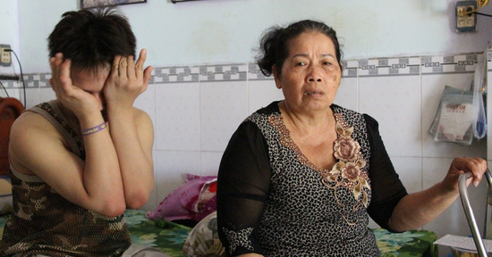 Người mẹ gửi con rồi biệt tích, bà bán vé số nuôi đứa trẻ bất hạnh suốt 25 năm