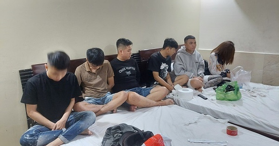 Cô gái trẻ cùng 5 thanh niên 