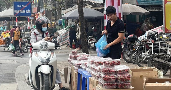 Dâu tây 'rẻ như bèo' tràn ngập Hà Nội