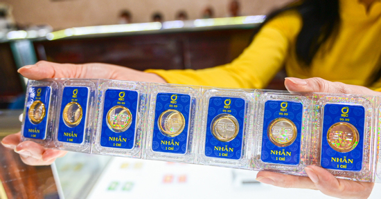 Giá vàng hôm nay 9/3/2025: Nhẫn treo cao trên 93 triệu đồng, thế giới giảm sâu