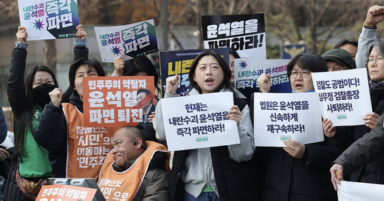 Tuần hành rầm rộ ở Seoul sau khi Tổng thống Yoon Suk-yeol được thả