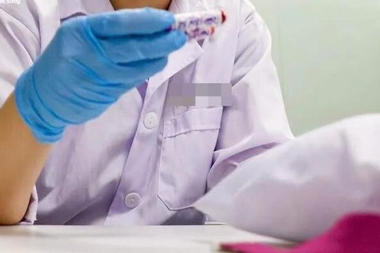 Xét nghiệm ADN, người cha sốc nặng khi cả 3 con không phải con ruột
