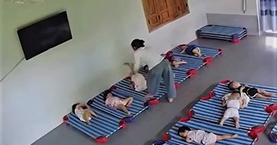 Bảo mẫu tới nhà xin lỗi, bé 20 tháng tuổi thấy bóng cô đã khóc thét lên