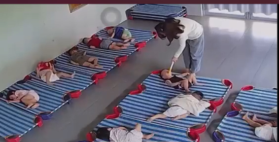 Trẻ 20 tháng bị bảo mẫu bạo hành: Tối thường hay có biểu hiện lạ, hoảng sợ