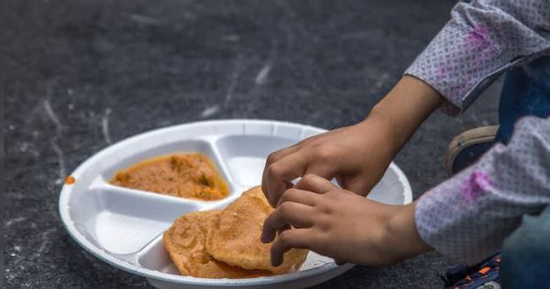 Bắt người đàn ông phun thuốc diệt cỏ vào đồ dùng ăn trưa tại trường tiểu học