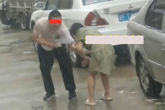 Chán nản vì chồng quá yêu chiều, vợ ra ngoài