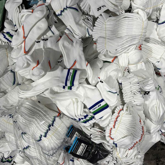 Thu giữ hơn 14.000 đôi tất nghi giả mạo nhãn hiệu nổi tiếng tại La Phù