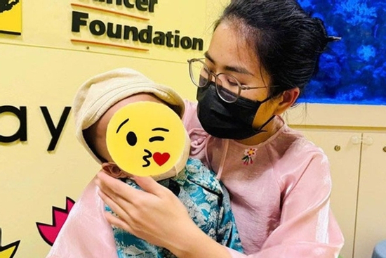 Nhìn lại hành trình kiên cường chống chọi với bệnh ung thư máu của bé Bắp