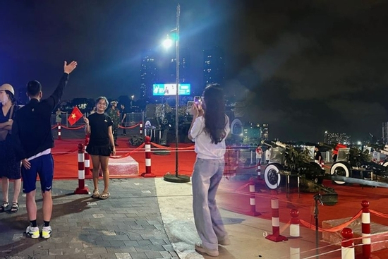 Nửa đêm, giới trẻ TP.HCM vẫn đổ về Bến Bạch Đằng, rần rần chụp ảnh trước dàn đại bác “khủng”