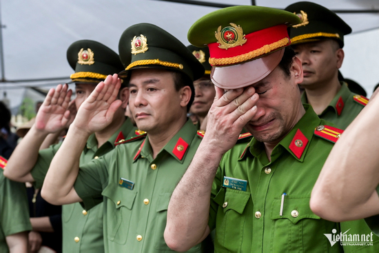 Dòng người tiễn đưa thiếu tá công an hy sinh về đất mẹ Hưng Yên
