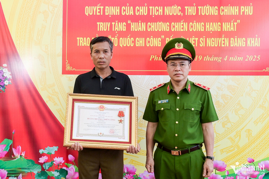 Trao bằng 'Tổ quốc ghi công' cho thân nhân liệt sỹ Nguyễn Đăng Khải