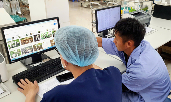 Vợ chồng trẻ hôn mê sau bữa cơm có nấm trắng
