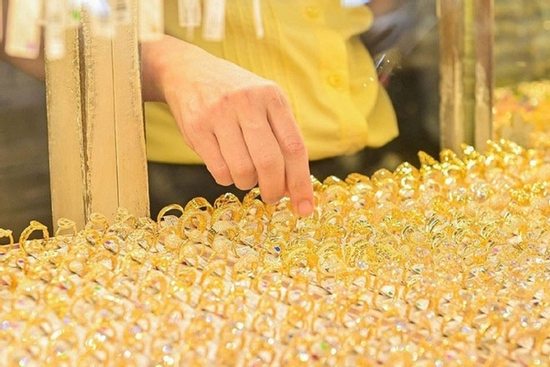 Giá vàng giảm mạnh, nhà đầu tư nên bán hay mua?