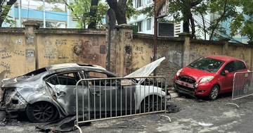 Ô tô đỗ trong ngõ ở Hà Nội bốc cháy ngùn ngụt
